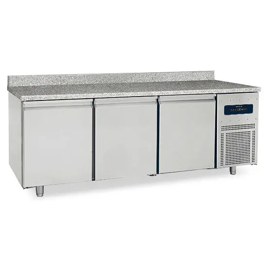 Virtus Bäckereitiefkühltisch 3 türig 600x400 mm mit Granitarbeitsplatte mit Aufkantung, -10°/-25°C - RESTPOSTEN